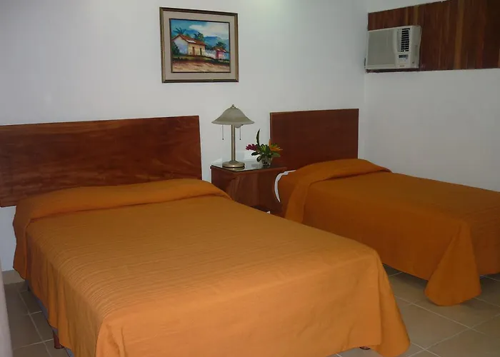 El Bramadero Hotel *
